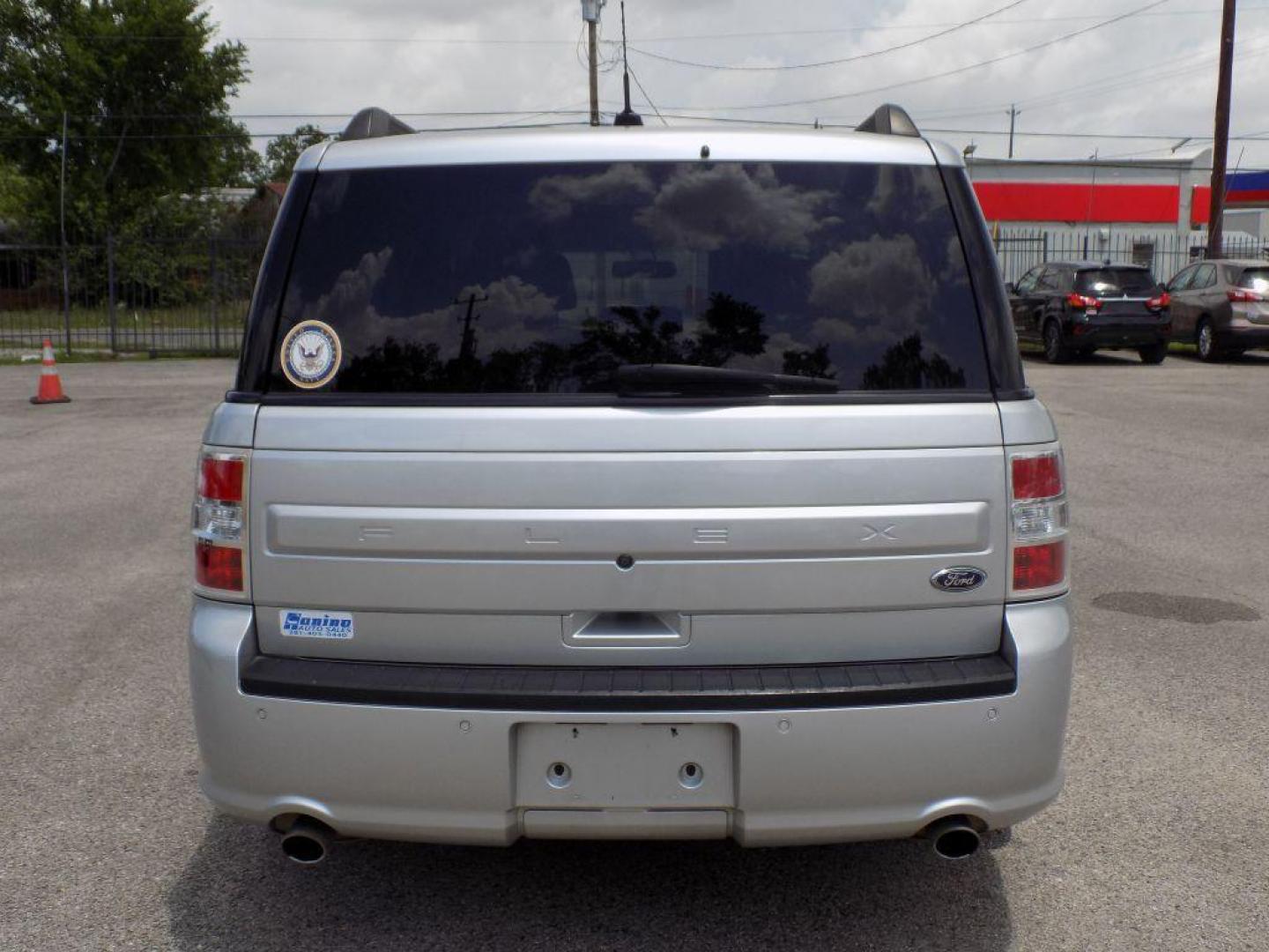 2018 SILVER FORD FLEX SE (2FMGK5B82JB) with an 3.5L engine, Automatic transmission, located at 830 E. Canino Rd., Houston, TX, 77037, (281) 405-0440, 38.358219, -81.729942 - Photo#4