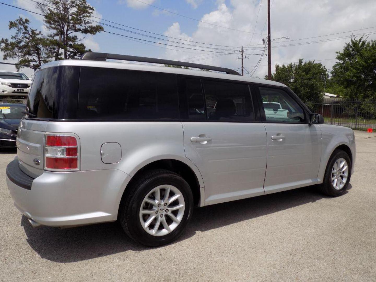 2018 SILVER FORD FLEX SE (2FMGK5B82JB) with an 3.5L engine, Automatic transmission, located at 830 E. Canino Rd., Houston, TX, 77037, (281) 405-0440, 38.358219, -81.729942 - Photo#5