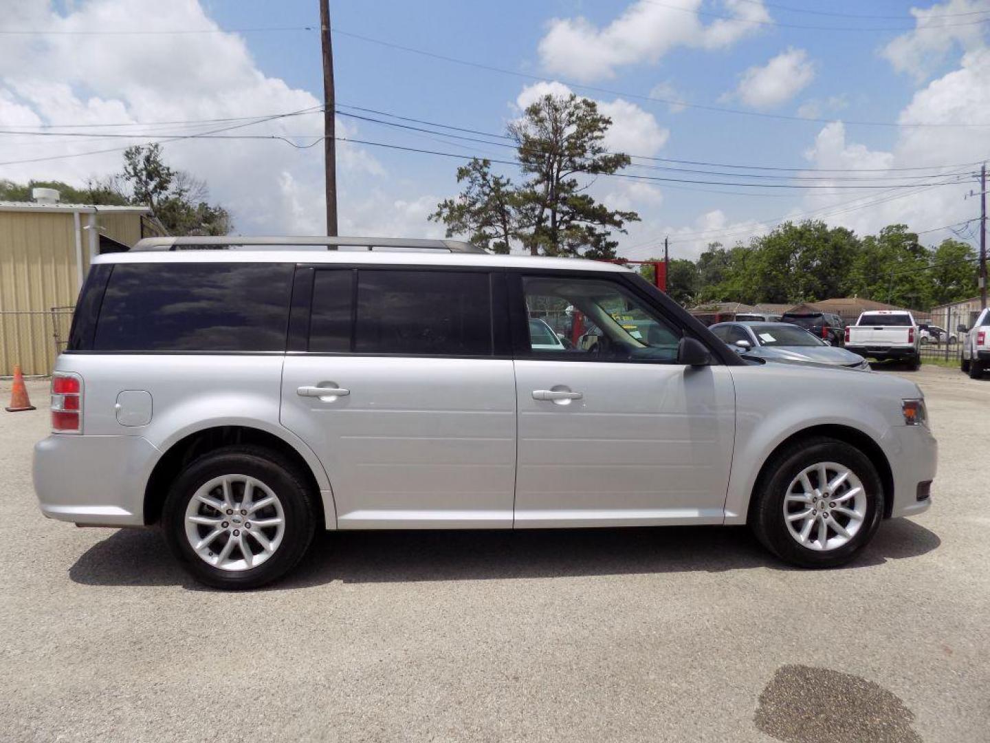 2018 SILVER FORD FLEX SE (2FMGK5B82JB) with an 3.5L engine, Automatic transmission, located at 830 E. Canino Rd., Houston, TX, 77037, (281) 405-0440, 38.358219, -81.729942 - Photo#6