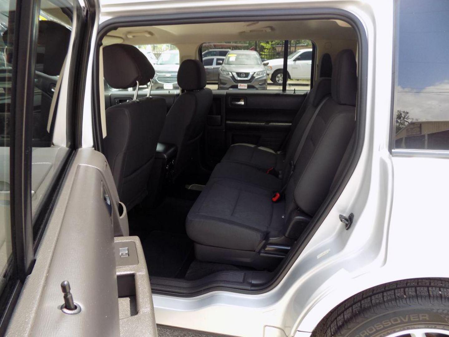 2018 SILVER FORD FLEX SE (2FMGK5B82JB) with an 3.5L engine, Automatic transmission, located at 830 E. Canino Rd., Houston, TX, 77037, (281) 405-0440, 38.358219, -81.729942 - Photo#9