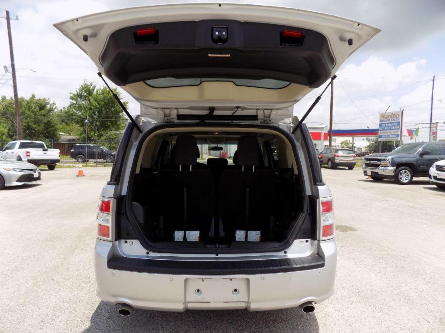2018 SILVER FORD FLEX SE (2FMGK5B82JB) with an 3.5L engine, Automatic transmission, located at 830 E. Canino Rd., Houston, TX, 77037, (281) 405-0440, 38.358219, -81.729942 - Photo#10