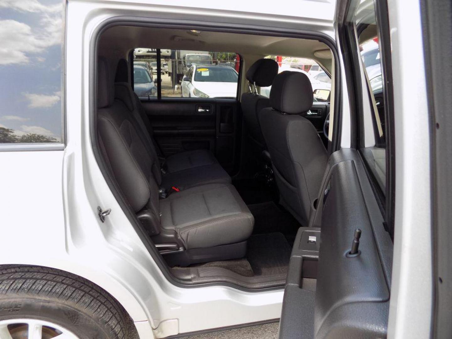 2018 SILVER FORD FLEX SE (2FMGK5B82JB) with an 3.5L engine, Automatic transmission, located at 830 E. Canino Rd., Houston, TX, 77037, (281) 405-0440, 38.358219, -81.729942 - Photo#11