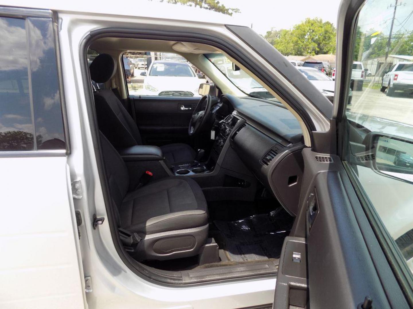 2018 SILVER FORD FLEX SE (2FMGK5B82JB) with an 3.5L engine, Automatic transmission, located at 830 E. Canino Rd., Houston, TX, 77037, (281) 405-0440, 38.358219, -81.729942 - Photo#12