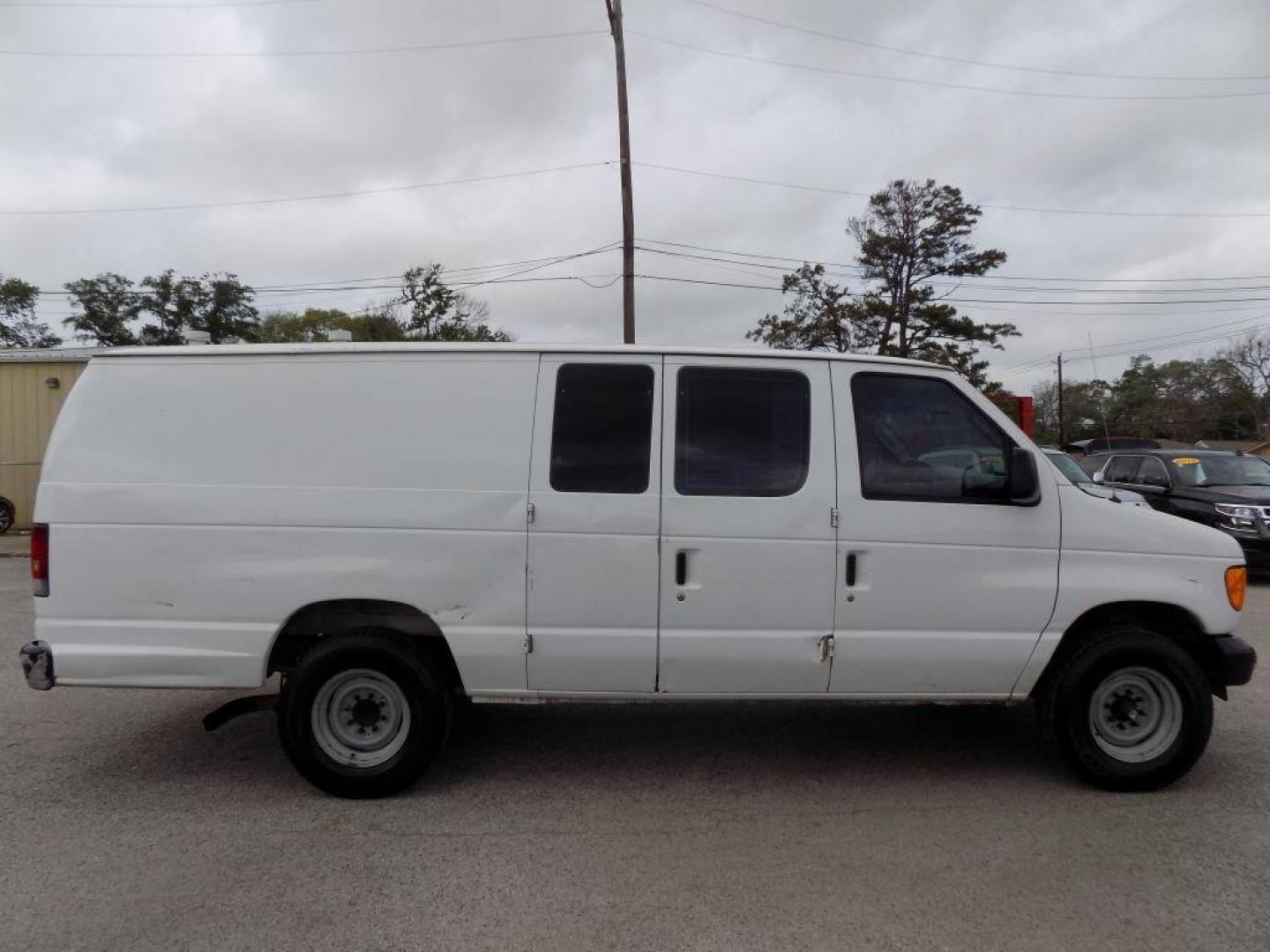 2005 WHITE FORD ECONOLINE E250 VAN (1FTNS24L35H) with an 5.4L engine, Automatic transmission, located at 830 E. Canino Rd., Houston, TX, 77037, (281) 405-0440, 38.358219, -81.729942 - Photo#7