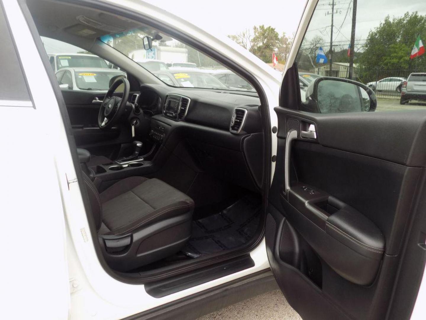 2017 WHITE KIA SPORTAGE LX (KNDPM3AC4H7) with an 2.4L engine, Automatic transmission, located at 830 E. Canino Rd., Houston, TX, 77037, (281) 405-0440, 38.358219, -81.729942 - VENGA A VISITARNOS A CANINO AUTO SALES. ENTRE CAMINANDO Y SALGA MANEJANDO. APROVACION GARANTIZADA CON REQUISITOS MINIMOS! PREGUNTEN POR JESSICA, MAY, O CARRIE PARA SU APROBACION SEGURA. ??830 E CANINO RD HOUSTON TX 77037 ??(281) 405-0440 come visit us today!! walk in/ drive out in minutes! - Photo#19