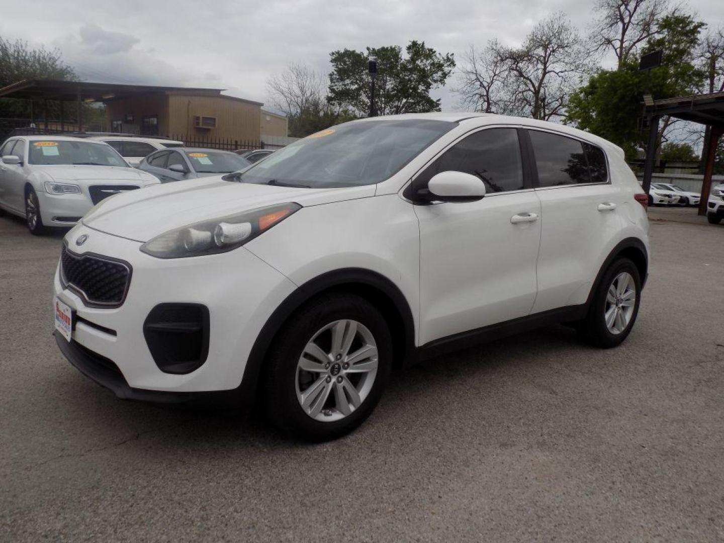 2017 WHITE KIA SPORTAGE LX (KNDPM3AC4H7) with an 2.4L engine, Automatic transmission, located at 830 E. Canino Rd., Houston, TX, 77037, (281) 405-0440, 38.358219, -81.729942 - VENGA A VISITARNOS A CANINO AUTO SALES. ENTRE CAMINANDO Y SALGA MANEJANDO. APROVACION GARANTIZADA CON REQUISITOS MINIMOS! PREGUNTEN POR JESSICA, MAY, O CARRIE PARA SU APROBACION SEGURA. ??830 E CANINO RD HOUSTON TX 77037 ??(281) 405-0440 come visit us today!! walk in/ drive out in minutes! - Photo#1