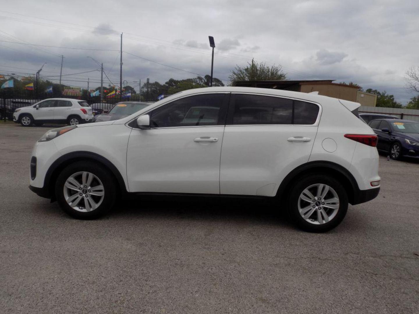 2017 WHITE KIA SPORTAGE LX (KNDPM3AC4H7) with an 2.4L engine, Automatic transmission, located at 830 E. Canino Rd., Houston, TX, 77037, (281) 405-0440, 38.358219, -81.729942 - VENGA A VISITARNOS A CANINO AUTO SALES. ENTRE CAMINANDO Y SALGA MANEJANDO. APROVACION GARANTIZADA CON REQUISITOS MINIMOS! PREGUNTEN POR JESSICA, MAY, O CARRIE PARA SU APROBACION SEGURA. ??830 E CANINO RD HOUSTON TX 77037 ??(281) 405-0440 come visit us today!! walk in/ drive out in minutes! - Photo#2