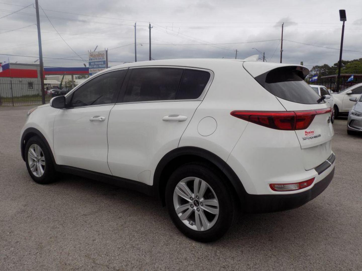 2017 WHITE KIA SPORTAGE LX (KNDPM3AC4H7) with an 2.4L engine, Automatic transmission, located at 830 E. Canino Rd., Houston, TX, 77037, (281) 405-0440, 38.358219, -81.729942 - VENGA A VISITARNOS A CANINO AUTO SALES. ENTRE CAMINANDO Y SALGA MANEJANDO. APROVACION GARANTIZADA CON REQUISITOS MINIMOS! PREGUNTEN POR JESSICA, MAY, O CARRIE PARA SU APROBACION SEGURA. ??830 E CANINO RD HOUSTON TX 77037 ??(281) 405-0440 come visit us today!! walk in/ drive out in minutes! - Photo#3