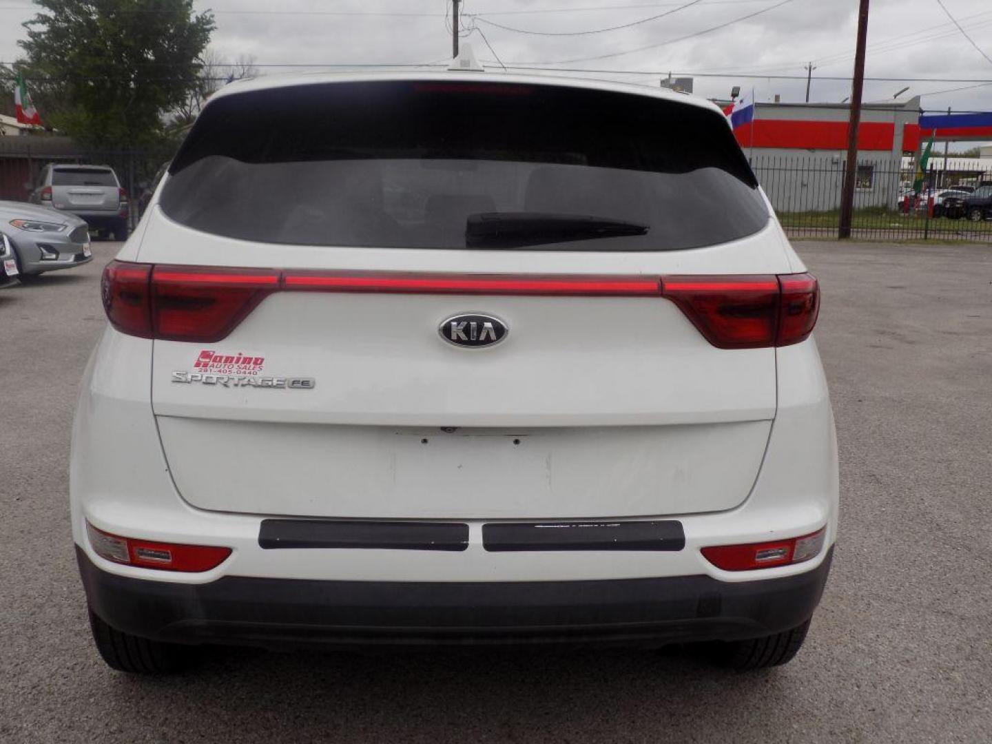 2017 WHITE KIA SPORTAGE LX (KNDPM3AC4H7) with an 2.4L engine, Automatic transmission, located at 830 E. Canino Rd., Houston, TX, 77037, (281) 405-0440, 38.358219, -81.729942 - VENGA A VISITARNOS A CANINO AUTO SALES. ENTRE CAMINANDO Y SALGA MANEJANDO. APROVACION GARANTIZADA CON REQUISITOS MINIMOS! PREGUNTEN POR JESSICA, MAY, O CARRIE PARA SU APROBACION SEGURA. ??830 E CANINO RD HOUSTON TX 77037 ??(281) 405-0440 come visit us today!! walk in/ drive out in minutes! - Photo#4