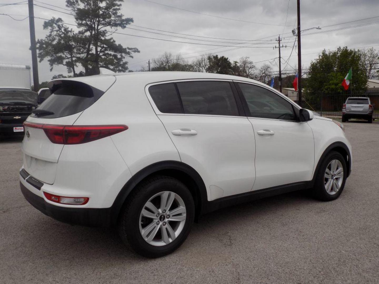 2017 WHITE KIA SPORTAGE LX (KNDPM3AC4H7) with an 2.4L engine, Automatic transmission, located at 830 E. Canino Rd., Houston, TX, 77037, (281) 405-0440, 38.358219, -81.729942 - VENGA A VISITARNOS A CANINO AUTO SALES. ENTRE CAMINANDO Y SALGA MANEJANDO. APROVACION GARANTIZADA CON REQUISITOS MINIMOS! PREGUNTEN POR JESSICA, MAY, O CARRIE PARA SU APROBACION SEGURA. ??830 E CANINO RD HOUSTON TX 77037 ??(281) 405-0440 come visit us today!! walk in/ drive out in minutes! - Photo#5