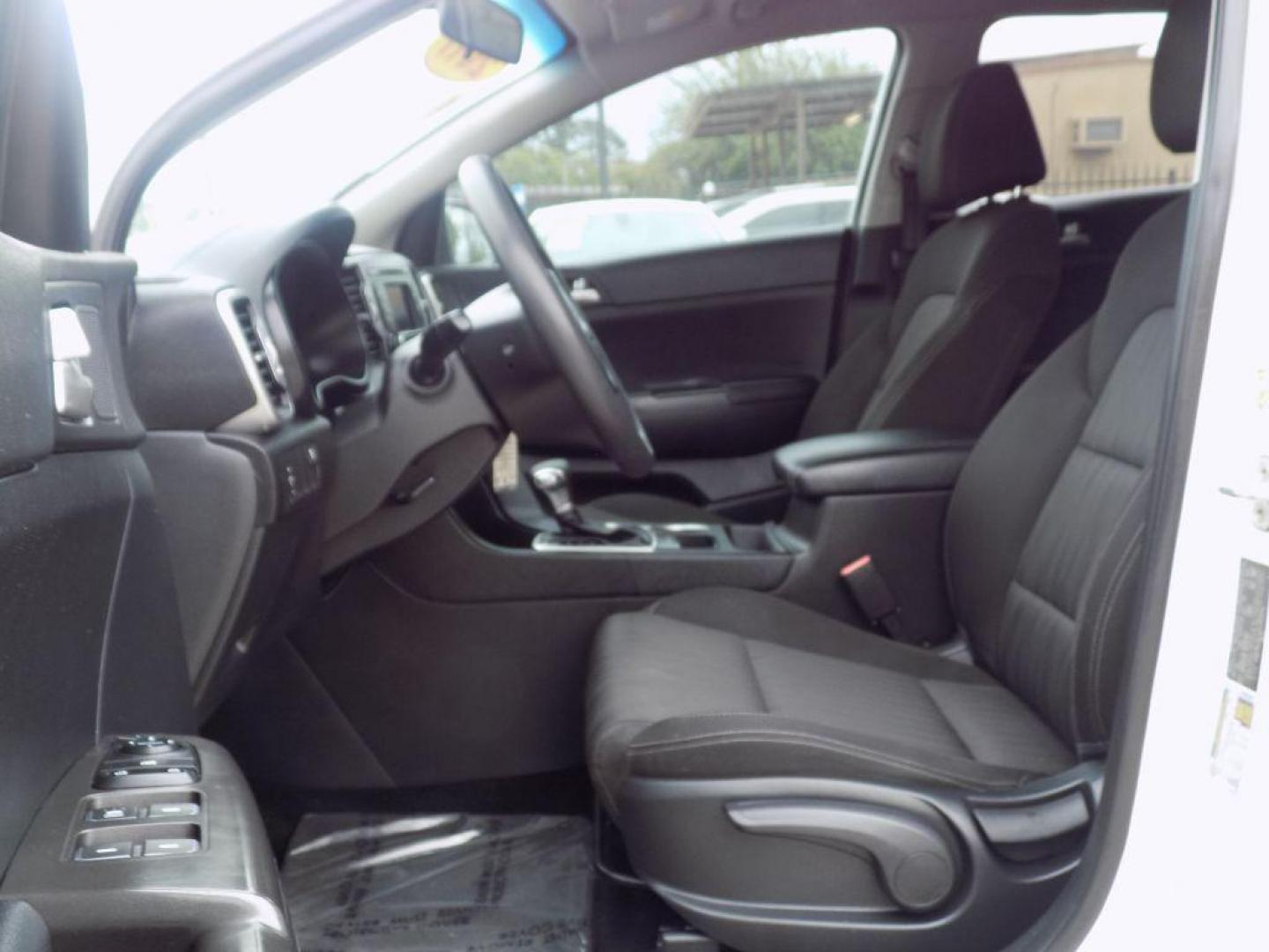 2017 WHITE KIA SPORTAGE LX (KNDPM3AC4H7) with an 2.4L engine, Automatic transmission, located at 830 E. Canino Rd., Houston, TX, 77037, (281) 405-0440, 38.358219, -81.729942 - VENGA A VISITARNOS A CANINO AUTO SALES. ENTRE CAMINANDO Y SALGA MANEJANDO. APROVACION GARANTIZADA CON REQUISITOS MINIMOS! PREGUNTEN POR JESSICA, MAY, O CARRIE PARA SU APROBACION SEGURA. ??830 E CANINO RD HOUSTON TX 77037 ??(281) 405-0440 come visit us today!! walk in/ drive out in minutes! - Photo#6