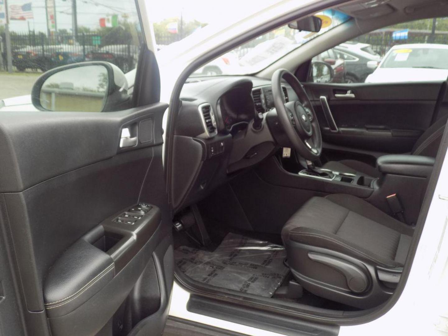 2017 WHITE KIA SPORTAGE LX (KNDPM3AC4H7) with an 2.4L engine, Automatic transmission, located at 830 E. Canino Rd., Houston, TX, 77037, (281) 405-0440, 38.358219, -81.729942 - VENGA A VISITARNOS A CANINO AUTO SALES. ENTRE CAMINANDO Y SALGA MANEJANDO. APROVACION GARANTIZADA CON REQUISITOS MINIMOS! PREGUNTEN POR JESSICA, MAY, O CARRIE PARA SU APROBACION SEGURA. ??830 E CANINO RD HOUSTON TX 77037 ??(281) 405-0440 come visit us today!! walk in/ drive out in minutes! - Photo#7