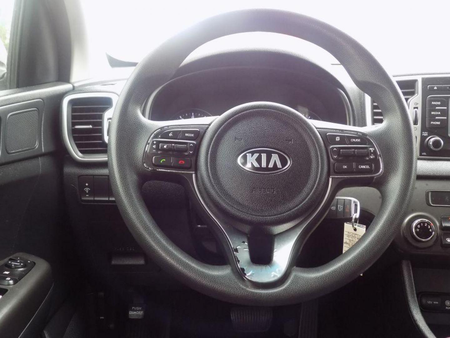 2017 WHITE KIA SPORTAGE LX (KNDPM3AC4H7) with an 2.4L engine, Automatic transmission, located at 830 E. Canino Rd., Houston, TX, 77037, (281) 405-0440, 38.358219, -81.729942 - VENGA A VISITARNOS A CANINO AUTO SALES. ENTRE CAMINANDO Y SALGA MANEJANDO. APROVACION GARANTIZADA CON REQUISITOS MINIMOS! PREGUNTEN POR JESSICA, MAY, O CARRIE PARA SU APROBACION SEGURA. ??830 E CANINO RD HOUSTON TX 77037 ??(281) 405-0440 come visit us today!! walk in/ drive out in minutes! - Photo#8