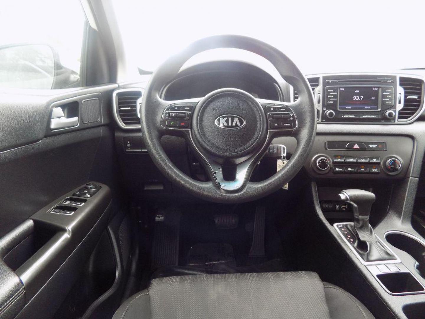 2017 WHITE KIA SPORTAGE LX (KNDPM3AC4H7) with an 2.4L engine, Automatic transmission, located at 830 E. Canino Rd., Houston, TX, 77037, (281) 405-0440, 38.358219, -81.729942 - VENGA A VISITARNOS A CANINO AUTO SALES. ENTRE CAMINANDO Y SALGA MANEJANDO. APROVACION GARANTIZADA CON REQUISITOS MINIMOS! PREGUNTEN POR JESSICA, MAY, O CARRIE PARA SU APROBACION SEGURA. ??830 E CANINO RD HOUSTON TX 77037 ??(281) 405-0440 come visit us today!! walk in/ drive out in minutes! - Photo#9
