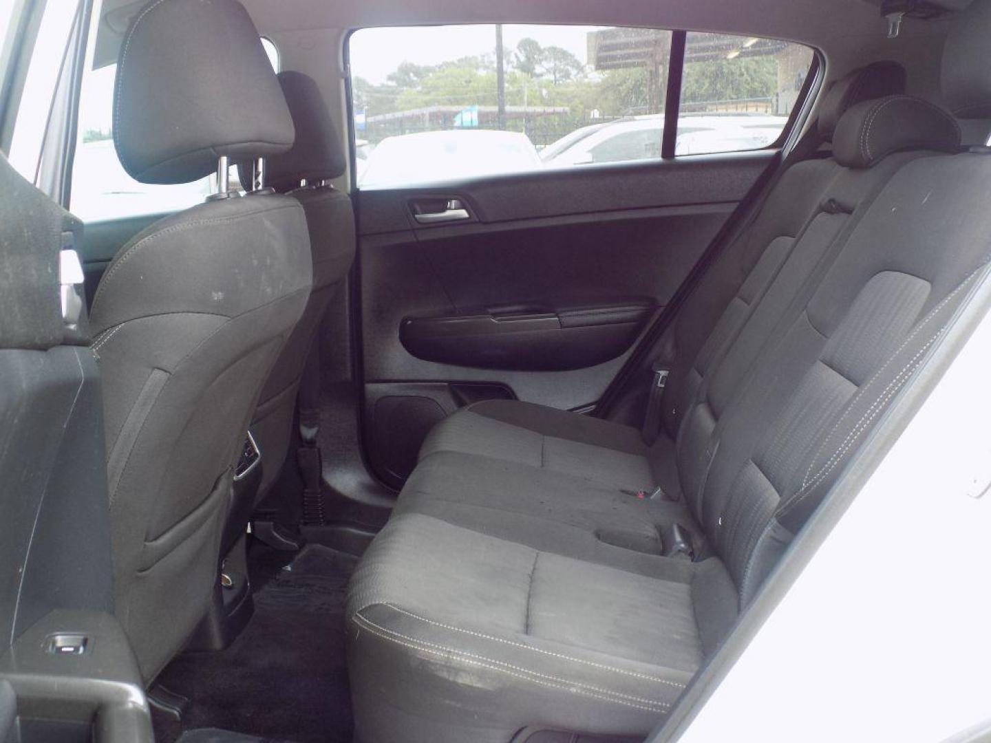 2017 WHITE KIA SPORTAGE LX (KNDPM3AC4H7) with an 2.4L engine, Automatic transmission, located at 830 E. Canino Rd., Houston, TX, 77037, (281) 405-0440, 38.358219, -81.729942 - VENGA A VISITARNOS A CANINO AUTO SALES. ENTRE CAMINANDO Y SALGA MANEJANDO. APROVACION GARANTIZADA CON REQUISITOS MINIMOS! PREGUNTEN POR JESSICA, MAY, O CARRIE PARA SU APROBACION SEGURA. ??830 E CANINO RD HOUSTON TX 77037 ??(281) 405-0440 come visit us today!! walk in/ drive out in minutes! - Photo#11