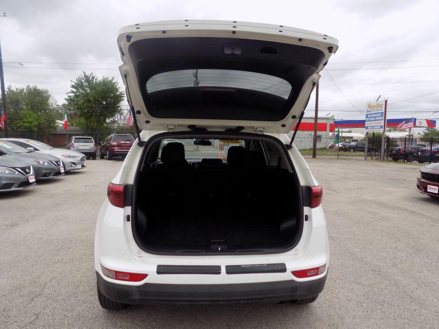 2017 WHITE KIA SPORTAGE LX (KNDPM3AC4H7) with an 2.4L engine, Automatic transmission, located at 830 E. Canino Rd., Houston, TX, 77037, (281) 405-0440, 38.358219, -81.729942 - VENGA A VISITARNOS A CANINO AUTO SALES. ENTRE CAMINANDO Y SALGA MANEJANDO. APROVACION GARANTIZADA CON REQUISITOS MINIMOS! PREGUNTEN POR JESSICA, MAY, O CARRIE PARA SU APROBACION SEGURA. ??830 E CANINO RD HOUSTON TX 77037 ??(281) 405-0440 come visit us today!! walk in/ drive out in minutes! - Photo#15