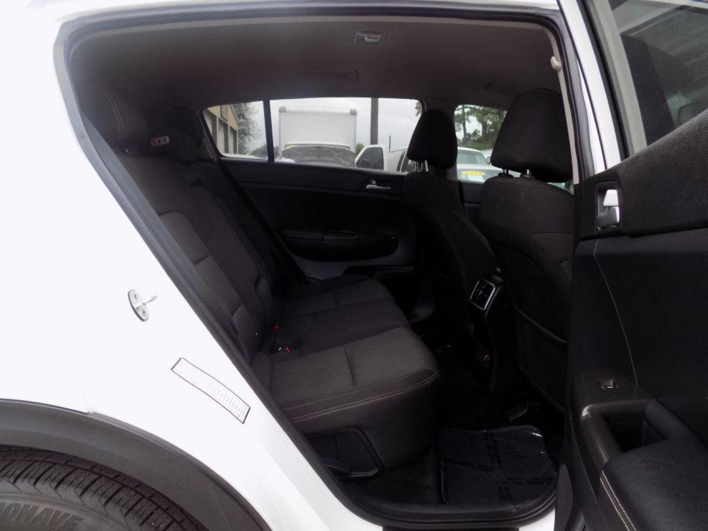 2017 WHITE KIA SPORTAGE LX (KNDPM3AC4H7) with an 2.4L engine, Automatic transmission, located at 830 E. Canino Rd., Houston, TX, 77037, (281) 405-0440, 38.358219, -81.729942 - VENGA A VISITARNOS A CANINO AUTO SALES. ENTRE CAMINANDO Y SALGA MANEJANDO. APROVACION GARANTIZADA CON REQUISITOS MINIMOS! PREGUNTEN POR JESSICA, MAY, O CARRIE PARA SU APROBACION SEGURA. ??830 E CANINO RD HOUSTON TX 77037 ??(281) 405-0440 come visit us today!! walk in/ drive out in minutes! - Photo#16