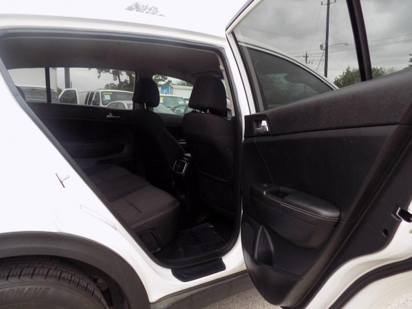 2017 WHITE KIA SPORTAGE LX (KNDPM3AC4H7) with an 2.4L engine, Automatic transmission, located at 830 E. Canino Rd., Houston, TX, 77037, (281) 405-0440, 38.358219, -81.729942 - VENGA A VISITARNOS A CANINO AUTO SALES. ENTRE CAMINANDO Y SALGA MANEJANDO. APROVACION GARANTIZADA CON REQUISITOS MINIMOS! PREGUNTEN POR JESSICA, MAY, O CARRIE PARA SU APROBACION SEGURA. ??830 E CANINO RD HOUSTON TX 77037 ??(281) 405-0440 come visit us today!! walk in/ drive out in minutes! - Photo#17