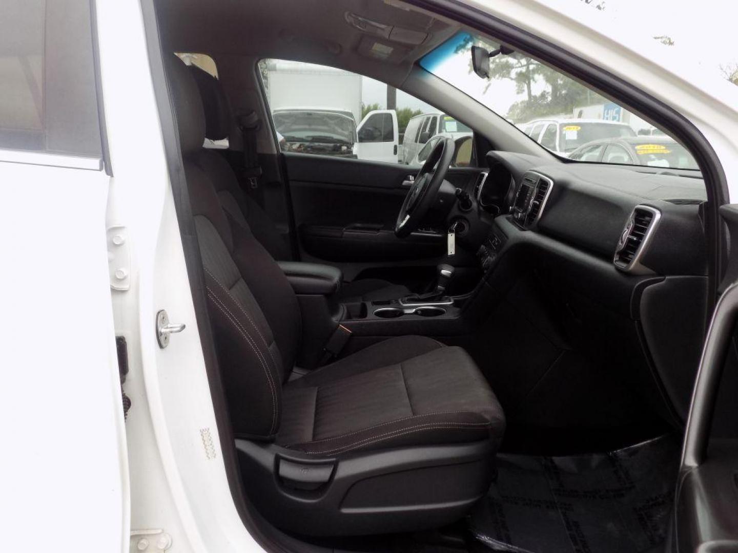 2017 WHITE KIA SPORTAGE LX (KNDPM3AC4H7) with an 2.4L engine, Automatic transmission, located at 830 E. Canino Rd., Houston, TX, 77037, (281) 405-0440, 38.358219, -81.729942 - VENGA A VISITARNOS A CANINO AUTO SALES. ENTRE CAMINANDO Y SALGA MANEJANDO. APROVACION GARANTIZADA CON REQUISITOS MINIMOS! PREGUNTEN POR JESSICA, MAY, O CARRIE PARA SU APROBACION SEGURA. ??830 E CANINO RD HOUSTON TX 77037 ??(281) 405-0440 come visit us today!! walk in/ drive out in minutes! - Photo#18