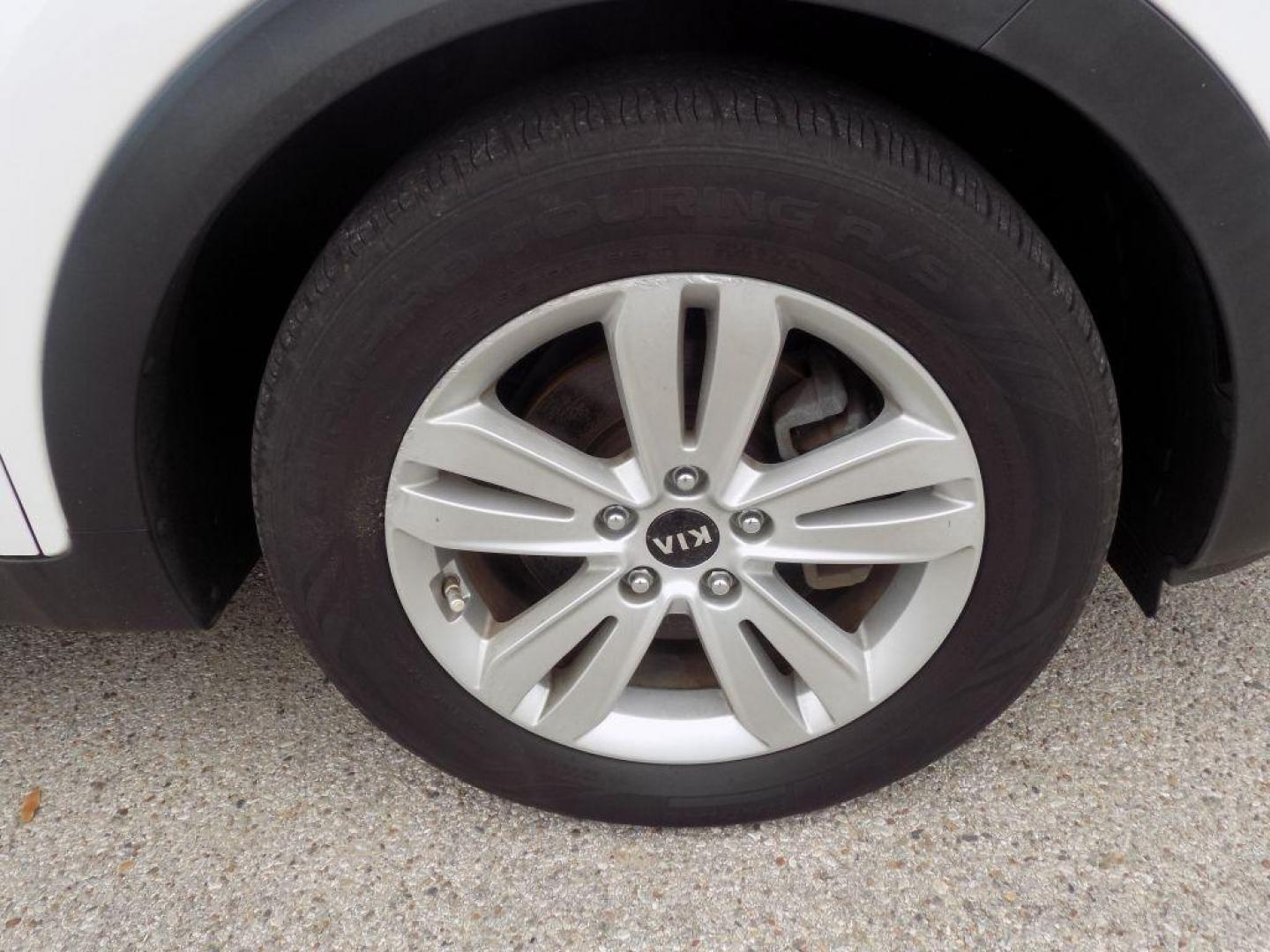 2017 WHITE KIA SPORTAGE LX (KNDPM3AC4H7) with an 2.4L engine, Automatic transmission, located at 830 E. Canino Rd., Houston, TX, 77037, (281) 405-0440, 38.358219, -81.729942 - VENGA A VISITARNOS A CANINO AUTO SALES. ENTRE CAMINANDO Y SALGA MANEJANDO. APROVACION GARANTIZADA CON REQUISITOS MINIMOS! PREGUNTEN POR JESSICA, MAY, O CARRIE PARA SU APROBACION SEGURA. ??830 E CANINO RD HOUSTON TX 77037 ??(281) 405-0440 come visit us today!! walk in/ drive out in minutes! - Photo#20