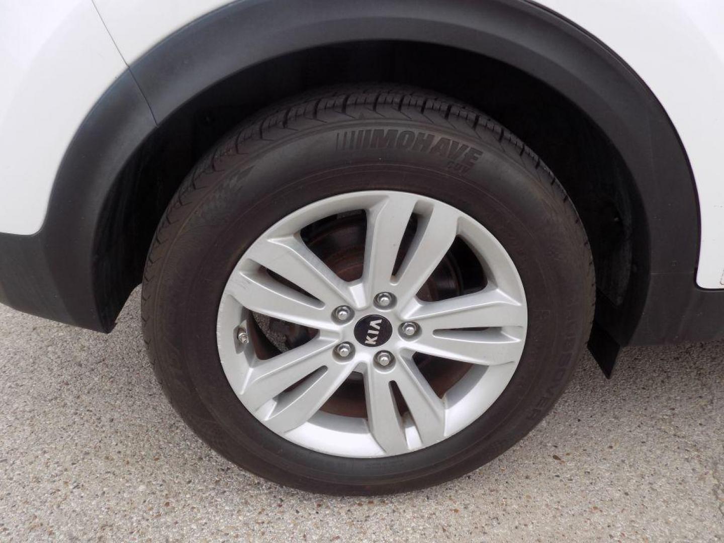 2017 WHITE KIA SPORTAGE LX (KNDPM3AC4H7) with an 2.4L engine, Automatic transmission, located at 830 E. Canino Rd., Houston, TX, 77037, (281) 405-0440, 38.358219, -81.729942 - VENGA A VISITARNOS A CANINO AUTO SALES. ENTRE CAMINANDO Y SALGA MANEJANDO. APROVACION GARANTIZADA CON REQUISITOS MINIMOS! PREGUNTEN POR JESSICA, MAY, O CARRIE PARA SU APROBACION SEGURA. ??830 E CANINO RD HOUSTON TX 77037 ??(281) 405-0440 come visit us today!! walk in/ drive out in minutes! - Photo#21