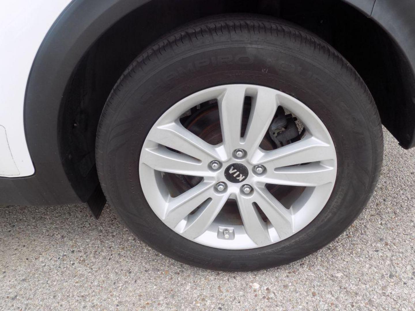 2017 WHITE KIA SPORTAGE LX (KNDPM3AC4H7) with an 2.4L engine, Automatic transmission, located at 830 E. Canino Rd., Houston, TX, 77037, (281) 405-0440, 38.358219, -81.729942 - VENGA A VISITARNOS A CANINO AUTO SALES. ENTRE CAMINANDO Y SALGA MANEJANDO. APROVACION GARANTIZADA CON REQUISITOS MINIMOS! PREGUNTEN POR JESSICA, MAY, O CARRIE PARA SU APROBACION SEGURA. ??830 E CANINO RD HOUSTON TX 77037 ??(281) 405-0440 come visit us today!! walk in/ drive out in minutes! - Photo#22