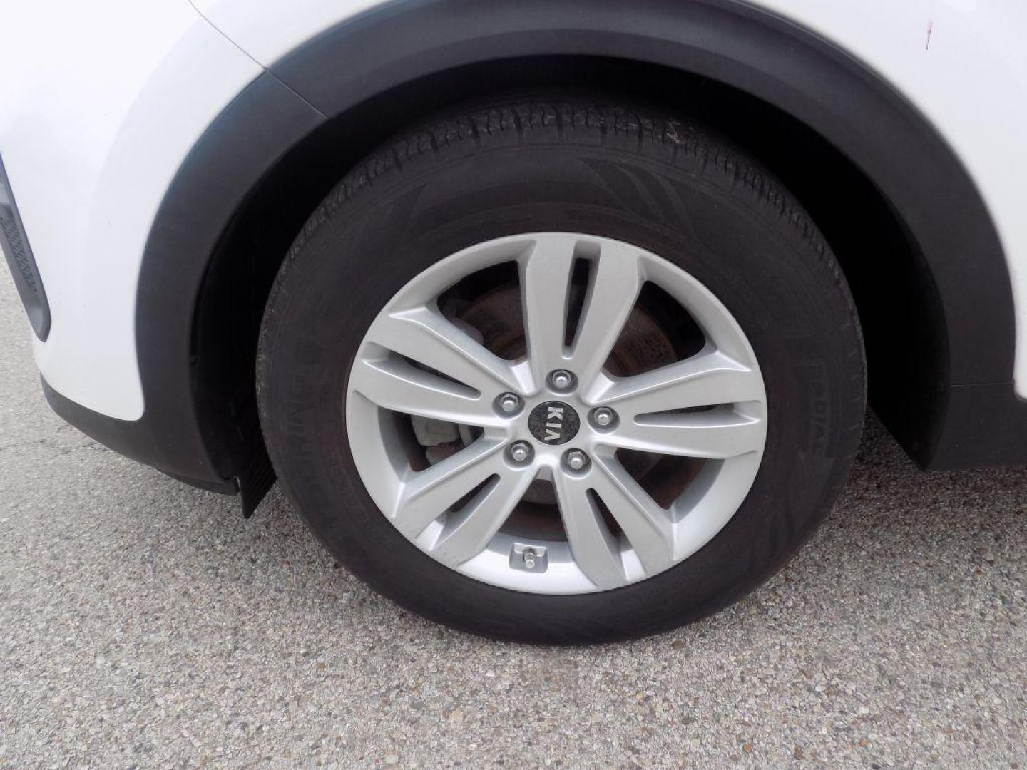 2017 WHITE KIA SPORTAGE LX (KNDPM3AC4H7) with an 2.4L engine, Automatic transmission, located at 830 E. Canino Rd., Houston, TX, 77037, (281) 405-0440, 38.358219, -81.729942 - VENGA A VISITARNOS A CANINO AUTO SALES. ENTRE CAMINANDO Y SALGA MANEJANDO. APROVACION GARANTIZADA CON REQUISITOS MINIMOS! PREGUNTEN POR JESSICA, MAY, O CARRIE PARA SU APROBACION SEGURA. ??830 E CANINO RD HOUSTON TX 77037 ??(281) 405-0440 come visit us today!! walk in/ drive out in minutes! - Photo#23