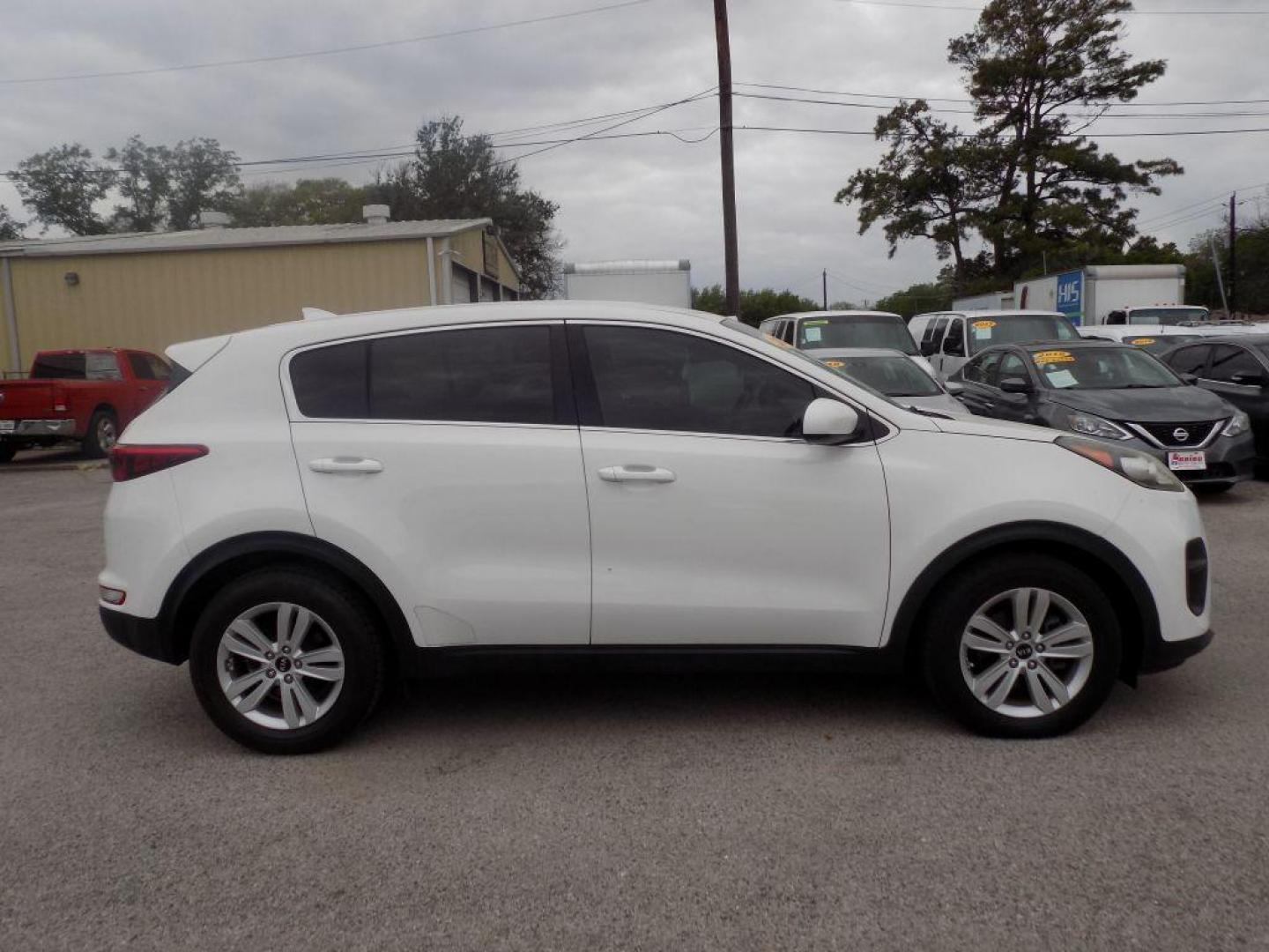 2017 WHITE KIA SPORTAGE LX (KNDPM3AC4H7) with an 2.4L engine, Automatic transmission, located at 830 E. Canino Rd., Houston, TX, 77037, (281) 405-0440, 38.358219, -81.729942 - VENGA A VISITARNOS A CANINO AUTO SALES. ENTRE CAMINANDO Y SALGA MANEJANDO. APROVACION GARANTIZADA CON REQUISITOS MINIMOS! PREGUNTEN POR JESSICA, MAY, O CARRIE PARA SU APROBACION SEGURA. ??830 E CANINO RD HOUSTON TX 77037 ??(281) 405-0440 come visit us today!! walk in/ drive out in minutes! - Photo#24