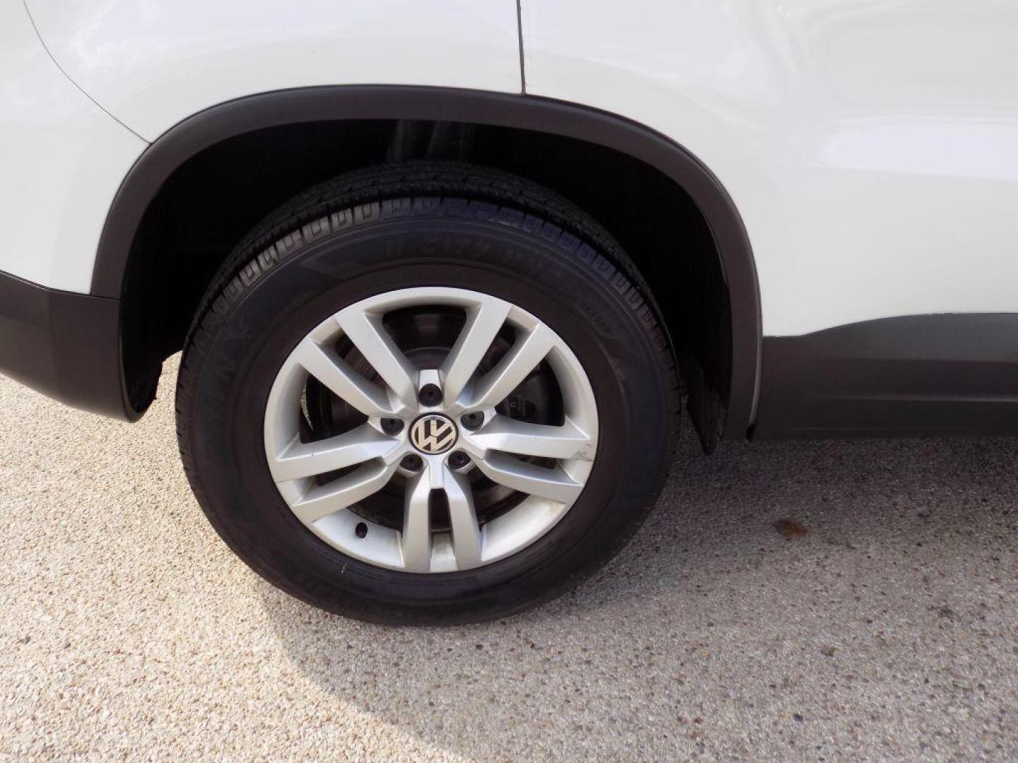 2016 WHITE VOLKSWAGEN TIGUAN S (WVGAV7AX4GW) with an 2.0L engine, Automatic transmission, located at 830 E. Canino Rd., Houston, TX, 77037, (281) 405-0440, 38.358219, -81.729942 - Photo#23