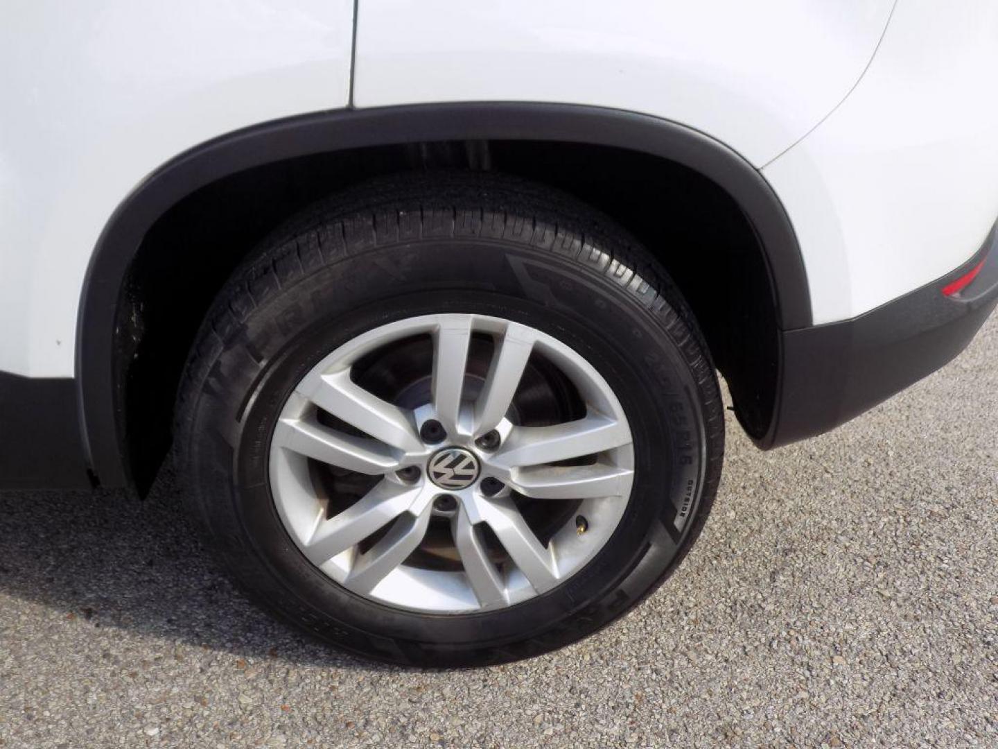 2016 WHITE VOLKSWAGEN TIGUAN S (WVGAV7AX4GW) with an 2.0L engine, Automatic transmission, located at 830 E. Canino Rd., Houston, TX, 77037, (281) 405-0440, 38.358219, -81.729942 - Photo#26