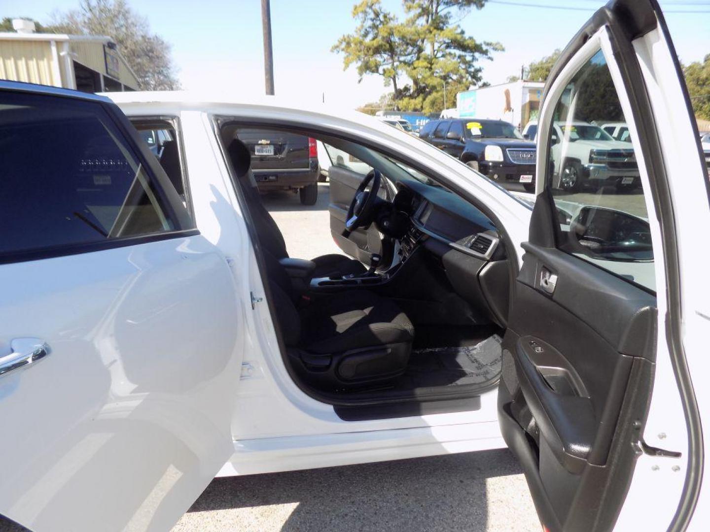 2019 WHITE KIA OPTIMA LX (5XXGT4L3XKG) with an 2.4L engine, Automatic transmission, located at 830 E. Canino Rd., Houston, TX, 77037, (281) 405-0440, 38.358219, -81.729942 - Photo#9