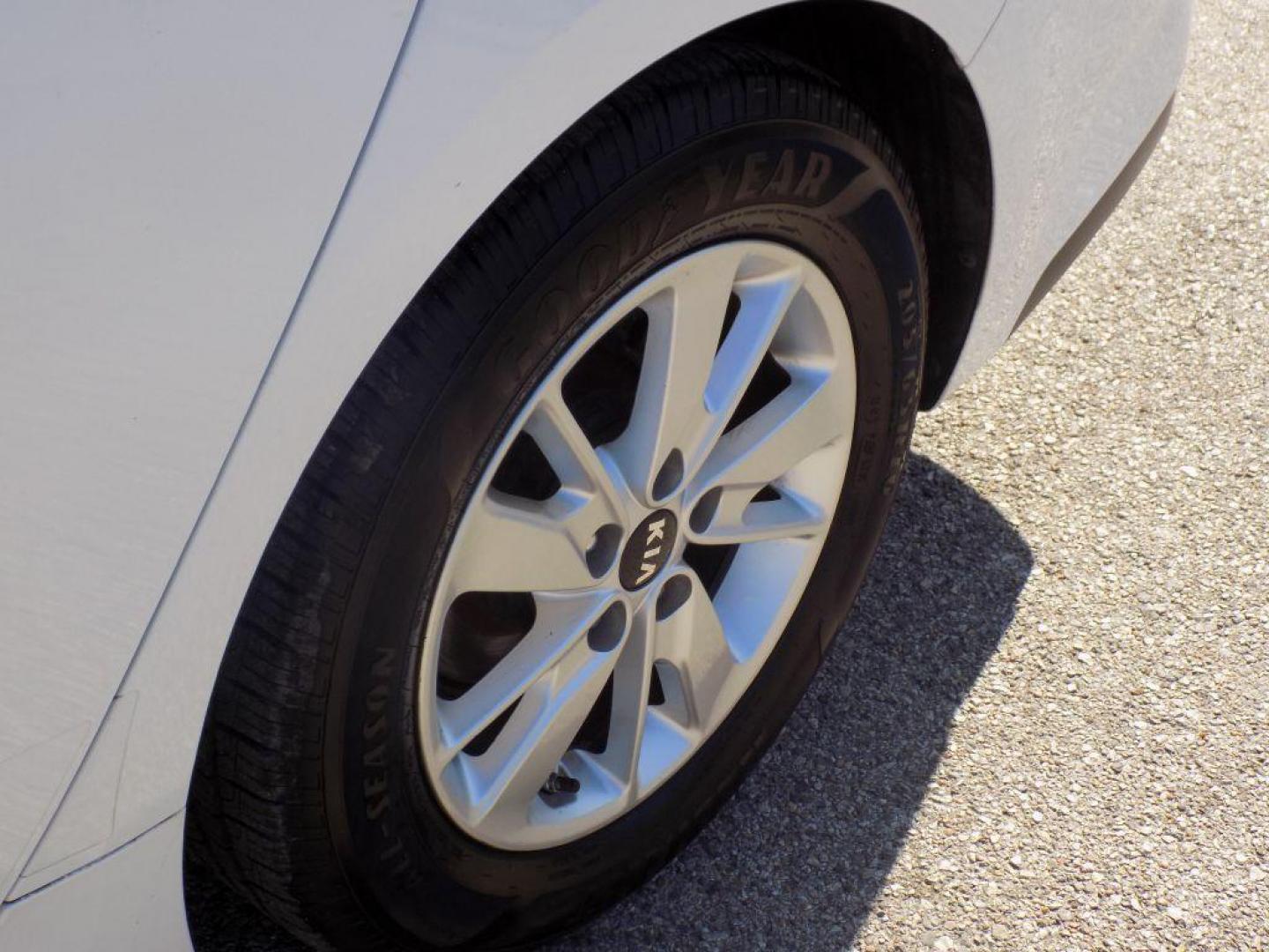 2019 WHITE KIA OPTIMA LX (5XXGT4L3XKG) with an 2.4L engine, Automatic transmission, located at 830 E. Canino Rd., Houston, TX, 77037, (281) 405-0440, 38.358219, -81.729942 - Photo#20