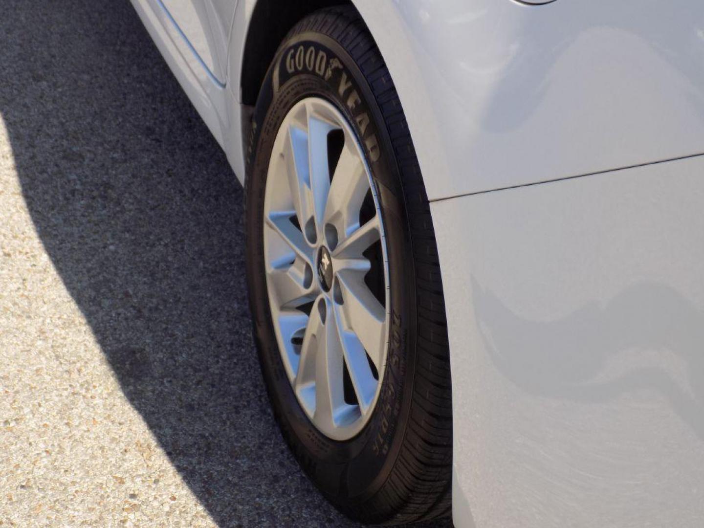 2019 WHITE KIA OPTIMA LX (5XXGT4L3XKG) with an 2.4L engine, Automatic transmission, located at 830 E. Canino Rd., Houston, TX, 77037, (281) 405-0440, 38.358219, -81.729942 - Photo#21