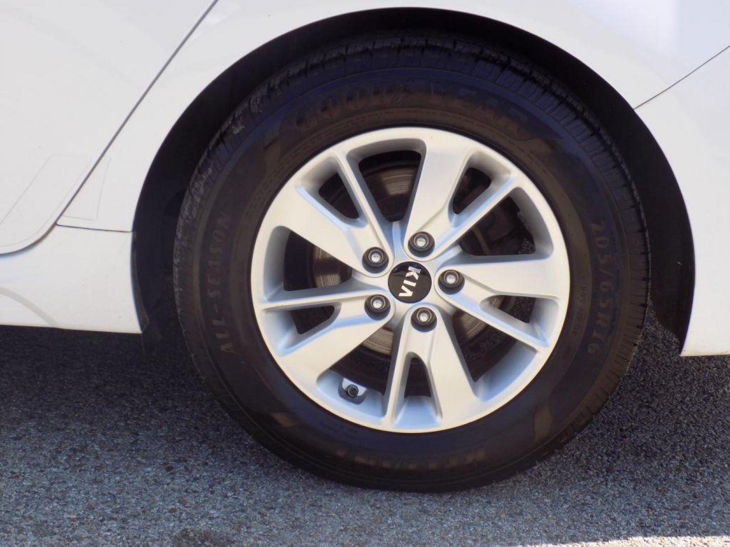 2019 WHITE KIA OPTIMA LX (5XXGT4L3XKG) with an 2.4L engine, Automatic transmission, located at 830 E. Canino Rd., Houston, TX, 77037, (281) 405-0440, 38.358219, -81.729942 - Photo#22