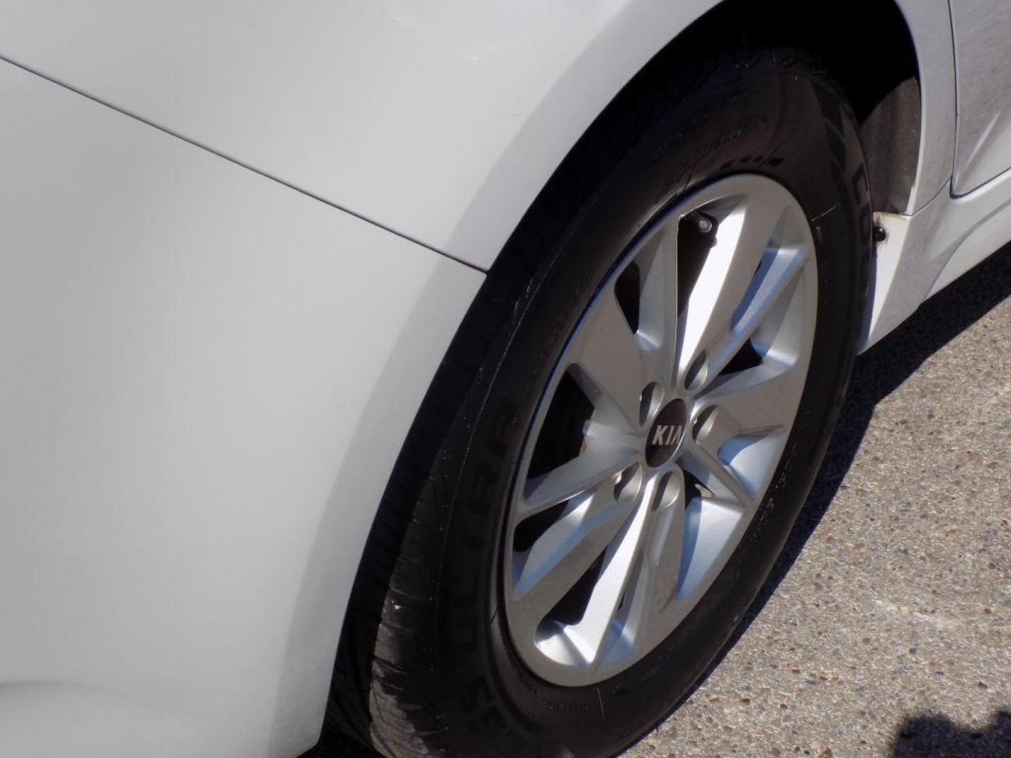 2019 WHITE KIA OPTIMA LX (5XXGT4L3XKG) with an 2.4L engine, Automatic transmission, located at 830 E. Canino Rd., Houston, TX, 77037, (281) 405-0440, 38.358219, -81.729942 - Photo#26