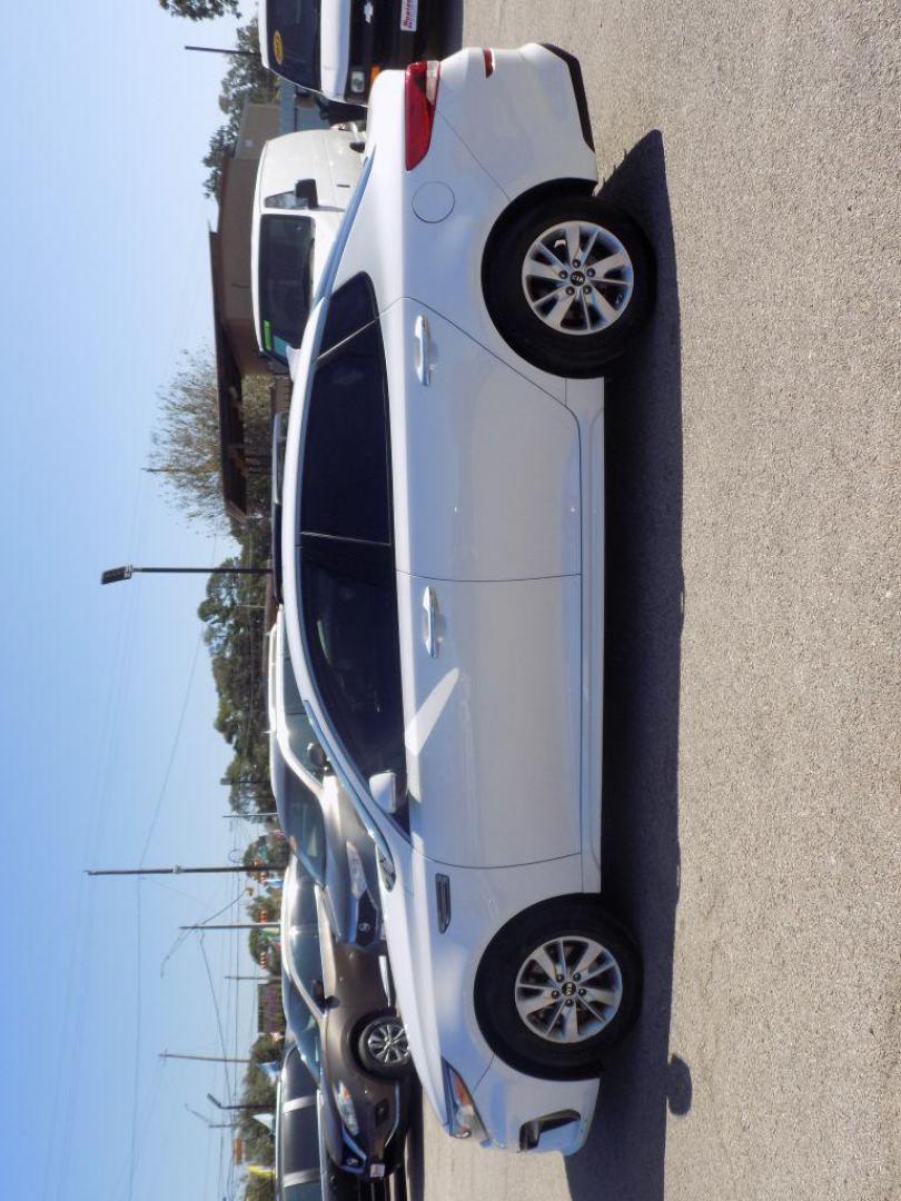 2019 WHITE KIA OPTIMA LX (5XXGT4L3XKG) with an 2.4L engine, Automatic transmission, located at 830 E. Canino Rd., Houston, TX, 77037, (281) 405-0440, 38.358219, -81.729942 - Photo#6