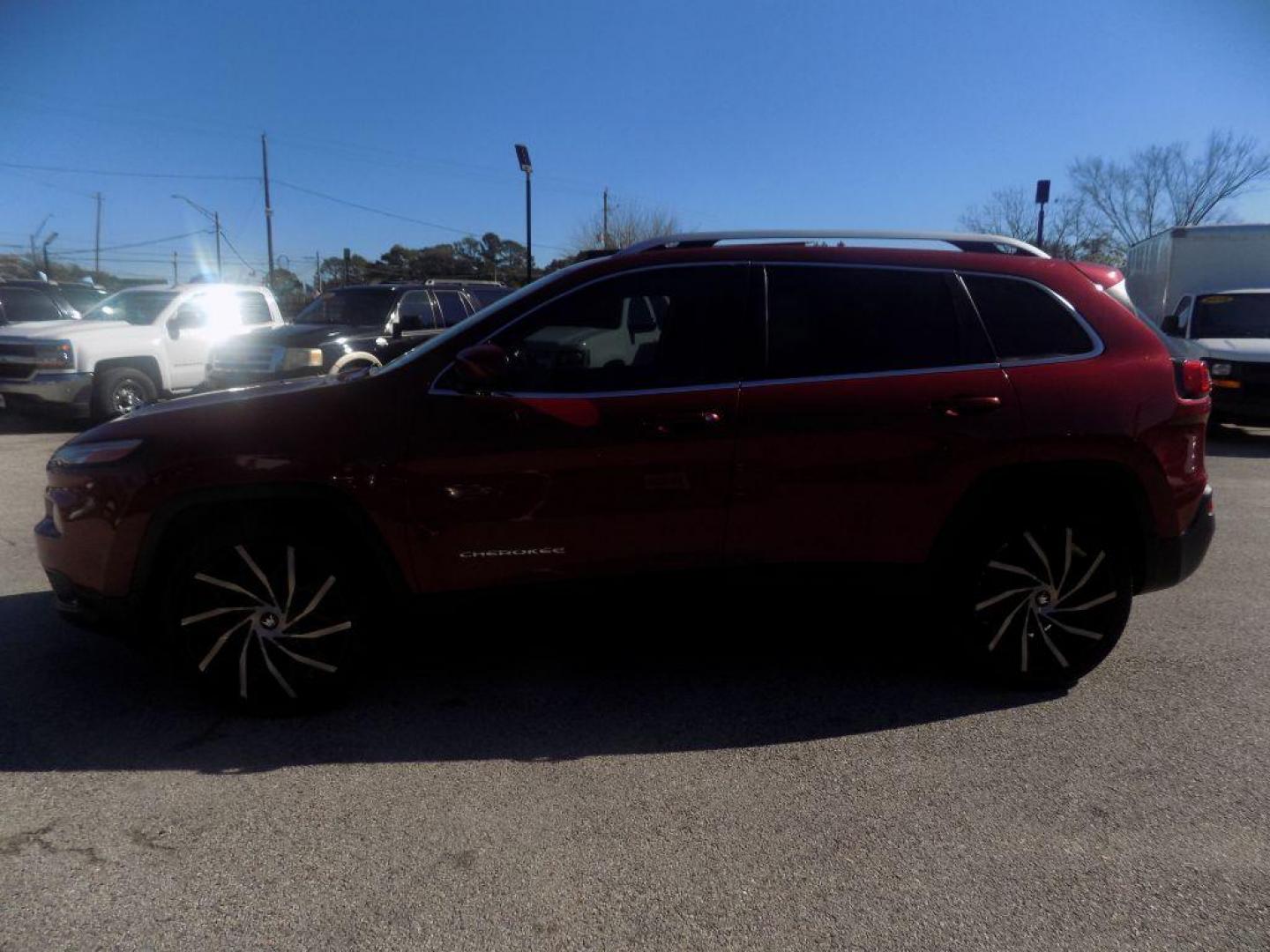 2016 RED JEEP CHEROKEE LATITUDE (1C4PJLCB9GW) with an 2.4L engine, Automatic transmission, located at 830 E. Canino Rd., Houston, TX, 77037, (281) 405-0440, 38.358219, -81.729942 - Photo#6
