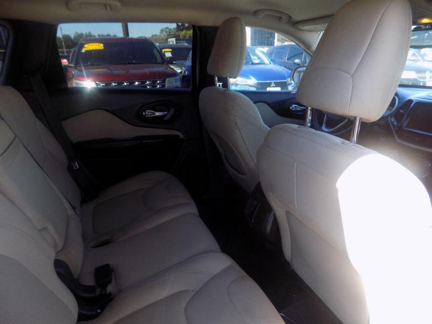 2016 RED JEEP CHEROKEE LATITUDE (1C4PJLCB9GW) with an 2.4L engine, Automatic transmission, located at 830 E. Canino Rd., Houston, TX, 77037, (281) 405-0440, 38.358219, -81.729942 - Photo#15