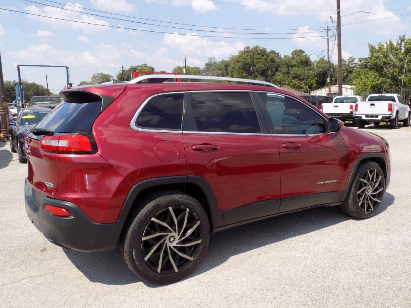 2016 RED JEEP CHEROKEE LATITUDE (1C4PJLCB9GW) with an 2.4L engine, Automatic transmission, located at 830 E. Canino Rd., Houston, TX, 77037, (281) 405-0440, 38.358219, -81.729942 - Photo#5