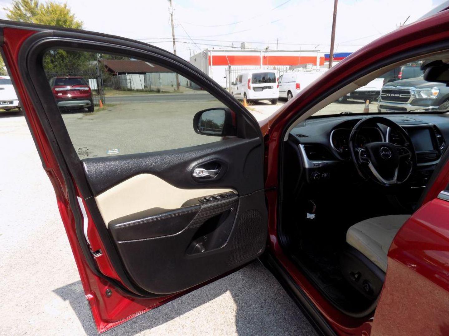 2016 RED JEEP CHEROKEE LATITUDE (1C4PJLCB9GW) with an 2.4L engine, Automatic transmission, located at 830 E. Canino Rd., Houston, TX, 77037, (281) 405-0440, 38.358219, -81.729942 - Photo#8