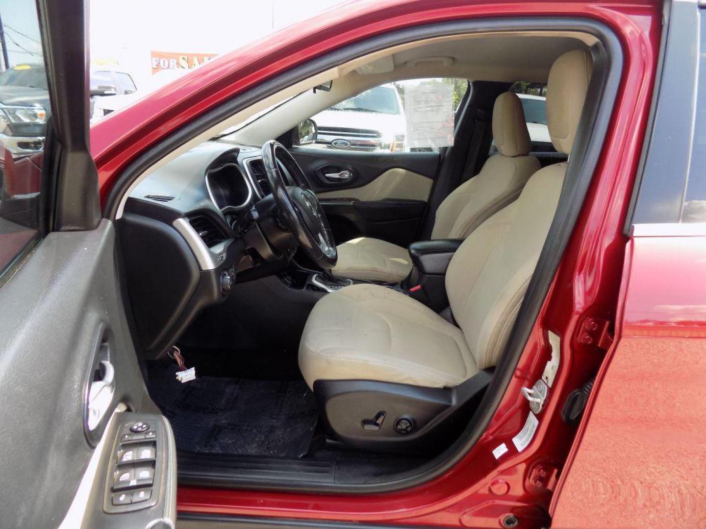 2016 RED JEEP CHEROKEE LATITUDE (1C4PJLCB9GW) with an 2.4L engine, Automatic transmission, located at 830 E. Canino Rd., Houston, TX, 77037, (281) 405-0440, 38.358219, -81.729942 - Photo#9