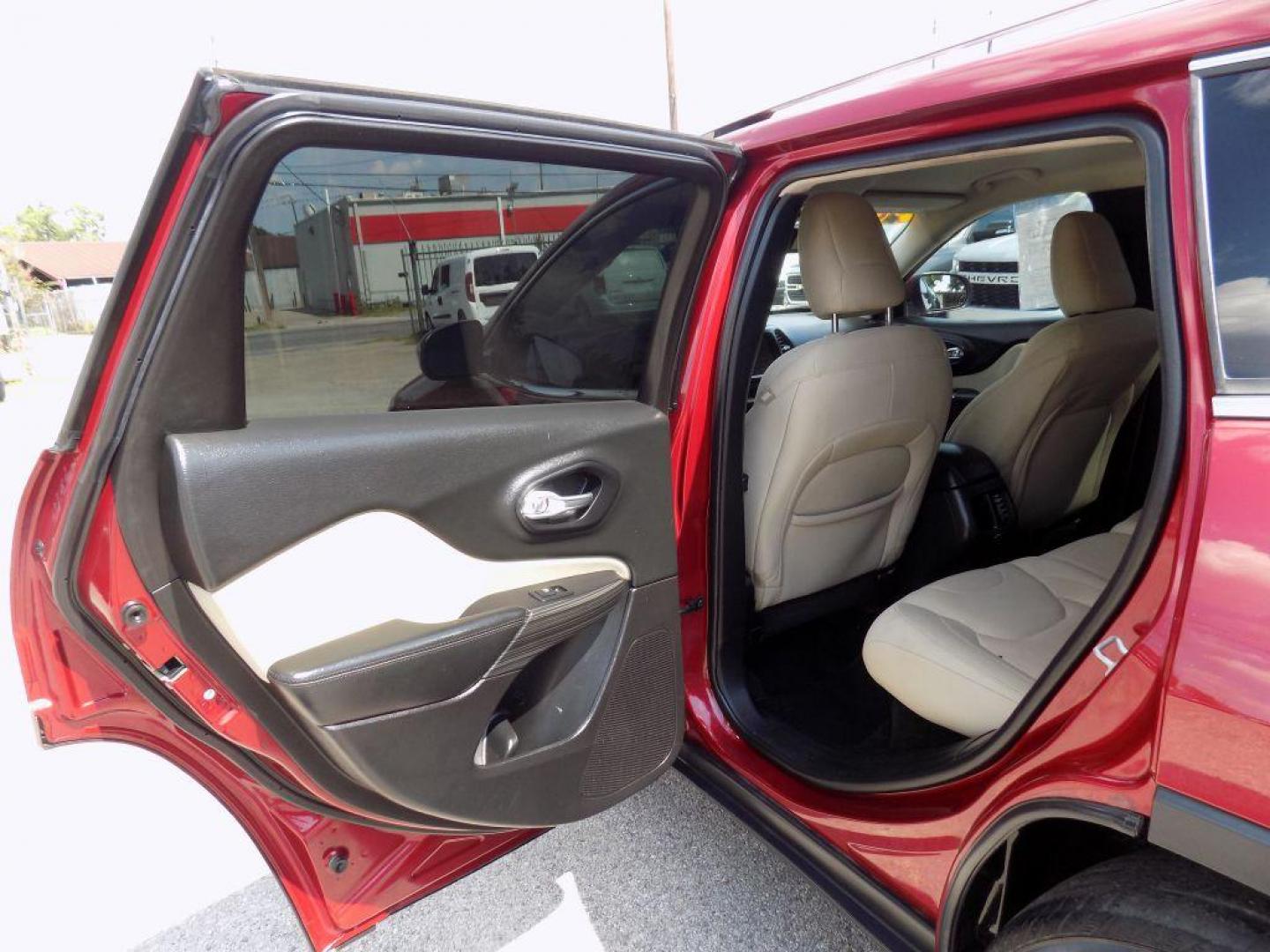 2016 RED JEEP CHEROKEE LATITUDE (1C4PJLCB9GW) with an 2.4L engine, Automatic transmission, located at 830 E. Canino Rd., Houston, TX, 77037, (281) 405-0440, 38.358219, -81.729942 - Photo#10