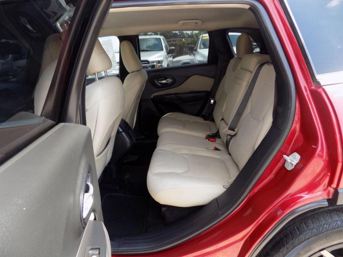 2016 RED JEEP CHEROKEE LATITUDE (1C4PJLCB9GW) with an 2.4L engine, Automatic transmission, located at 830 E. Canino Rd., Houston, TX, 77037, (281) 405-0440, 38.358219, -81.729942 - Photo#11