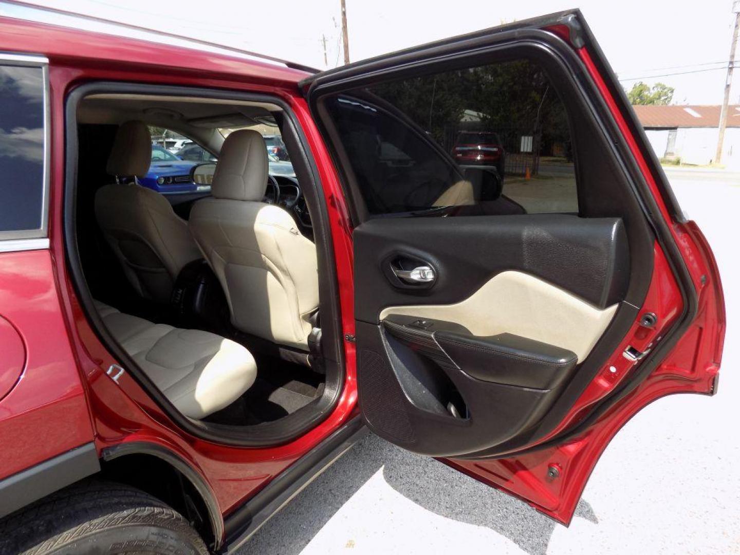 2016 RED JEEP CHEROKEE LATITUDE (1C4PJLCB9GW) with an 2.4L engine, Automatic transmission, located at 830 E. Canino Rd., Houston, TX, 77037, (281) 405-0440, 38.358219, -81.729942 - Photo#12