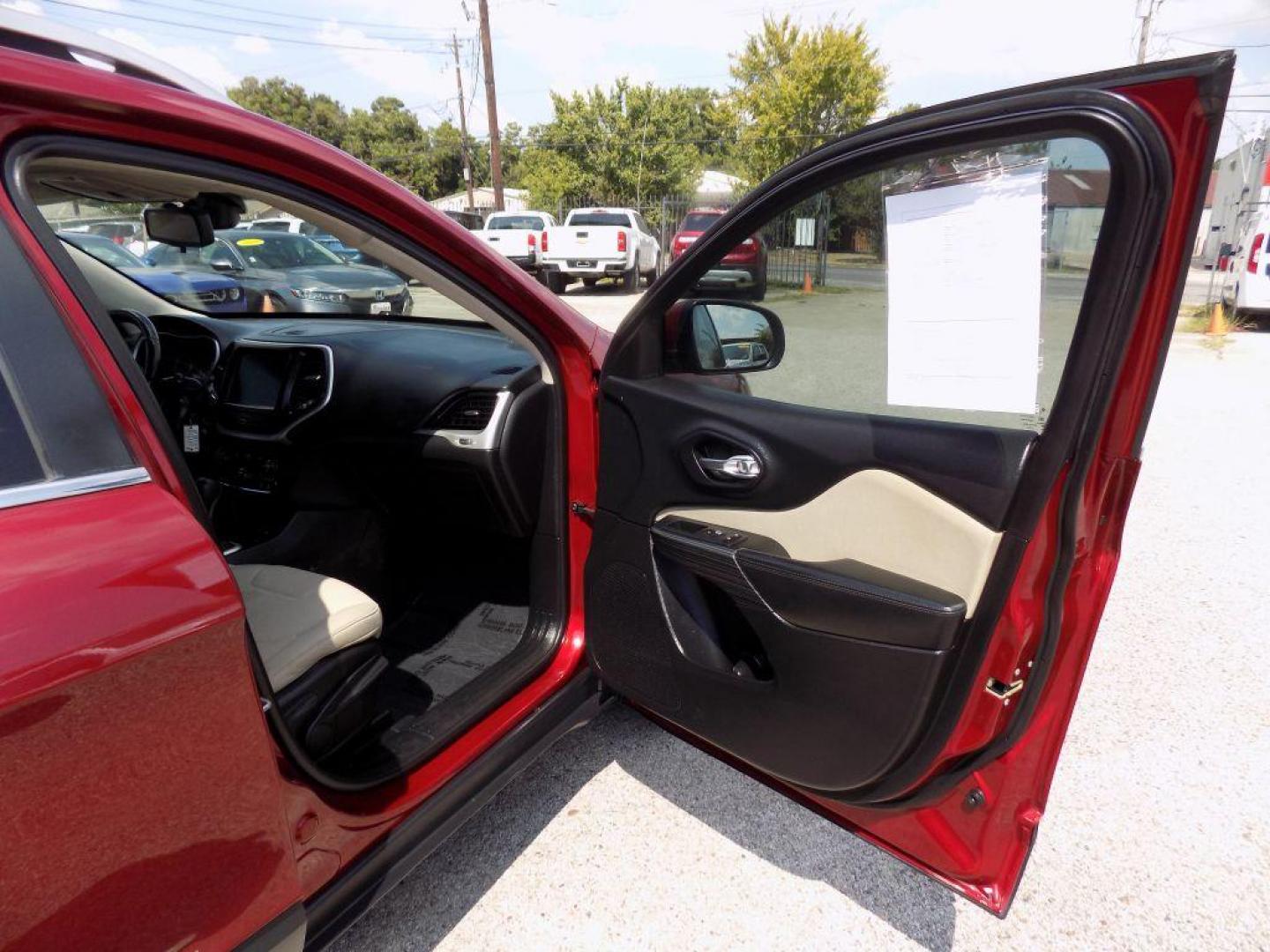 2016 RED JEEP CHEROKEE LATITUDE (1C4PJLCB9GW) with an 2.4L engine, Automatic transmission, located at 830 E. Canino Rd., Houston, TX, 77037, (281) 405-0440, 38.358219, -81.729942 - Photo#14