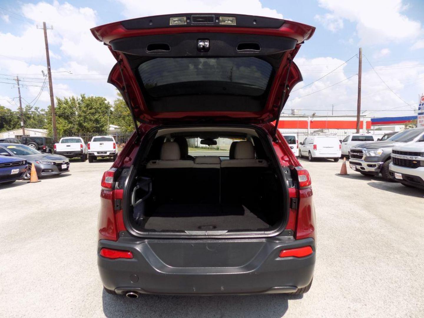 2016 RED JEEP CHEROKEE LATITUDE (1C4PJLCB9GW) with an 2.4L engine, Automatic transmission, located at 830 E. Canino Rd., Houston, TX, 77037, (281) 405-0440, 38.358219, -81.729942 - Photo#16