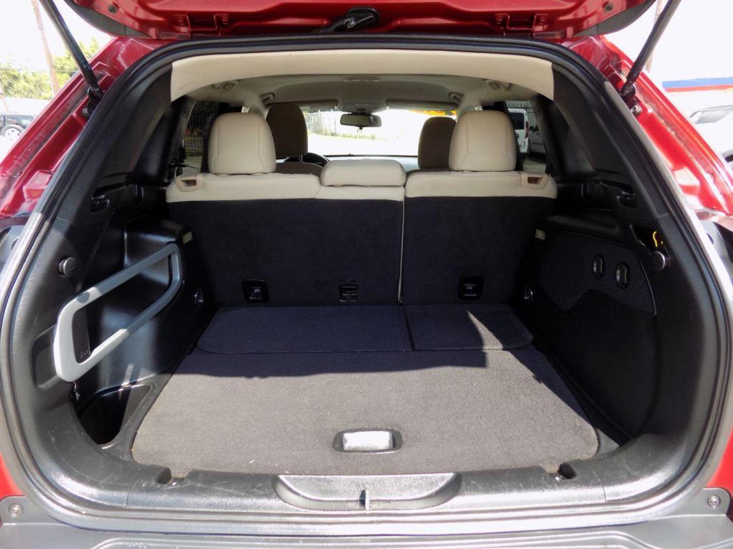 2016 RED JEEP CHEROKEE LATITUDE (1C4PJLCB9GW) with an 2.4L engine, Automatic transmission, located at 830 E. Canino Rd., Houston, TX, 77037, (281) 405-0440, 38.358219, -81.729942 - Photo#17