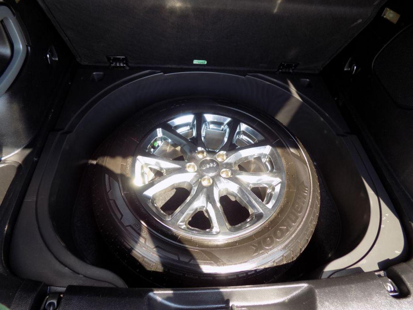 2016 RED JEEP CHEROKEE LATITUDE (1C4PJLCB9GW) with an 2.4L engine, Automatic transmission, located at 830 E. Canino Rd., Houston, TX, 77037, (281) 405-0440, 38.358219, -81.729942 - Photo#18