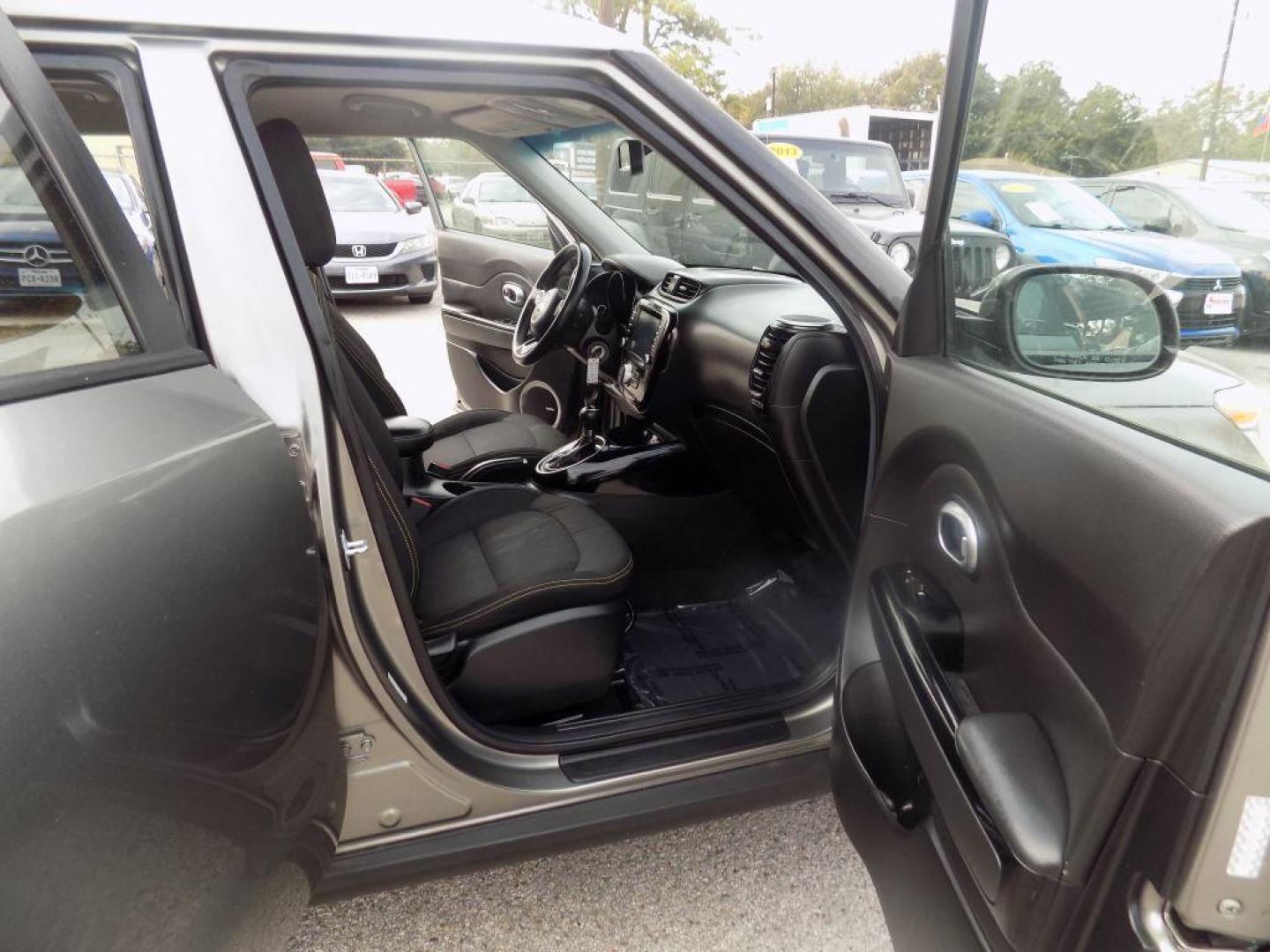 2016 GRAY KIA SOUL + (KNDJP3A56G7) with an 2.0L engine, Automatic transmission, located at 830 E. Canino Rd., Houston, TX, 77037, (281) 405-0440, 38.358219, -81.729942 - Photo#15