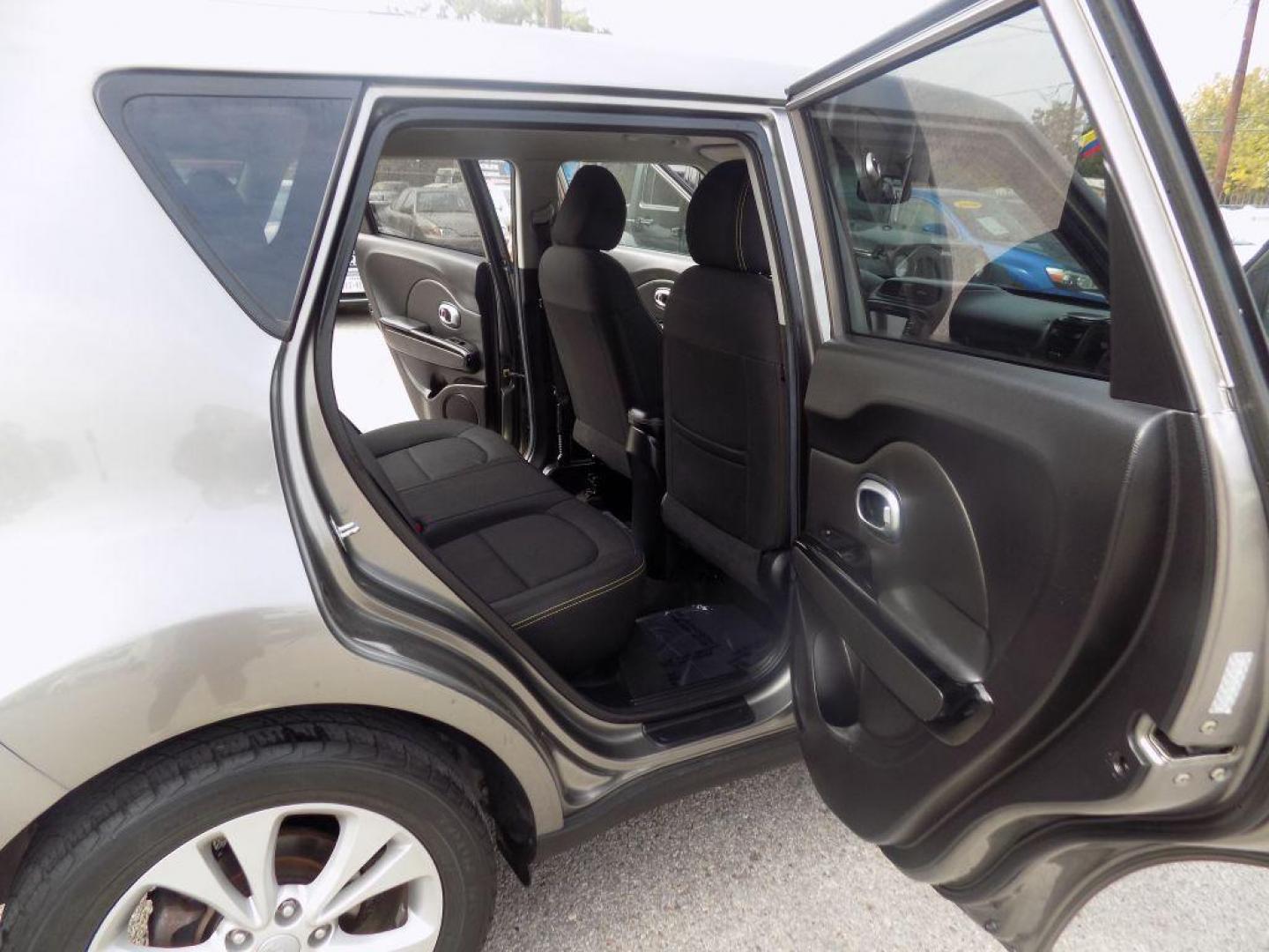 2016 GRAY KIA SOUL + (KNDJP3A56G7) with an 2.0L engine, Automatic transmission, located at 830 E. Canino Rd., Houston, TX, 77037, (281) 405-0440, 38.358219, -81.729942 - Photo#20